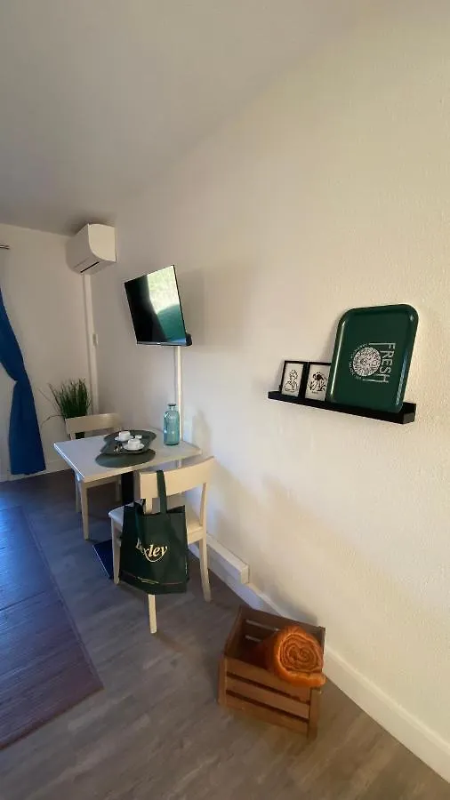 Joli Studio Camargue Lou Rouge Arles Apartment